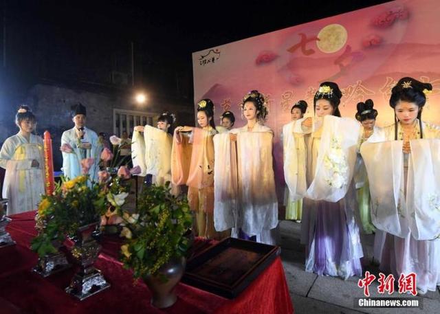 情人节该送什么礼物七夕来了，说“节日快乐”合适吗？