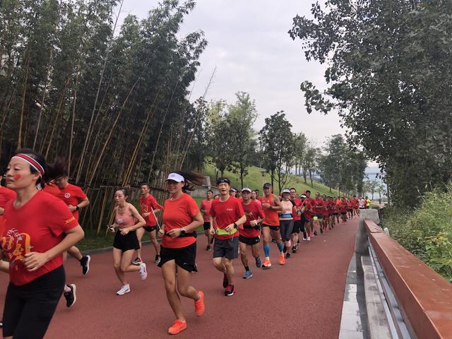 三色渐变·绿色丨谁说白天不懂夜的黑？宜宾沿江绿道长江公园“白加黑”一起“燃”