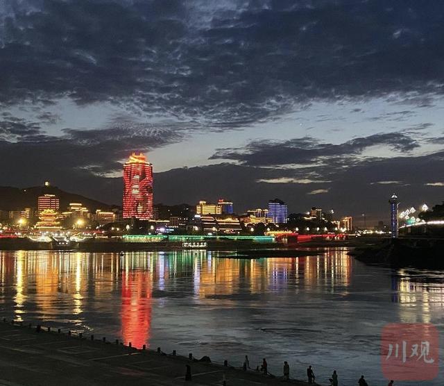 三色渐变·绿色丨谁说白天不懂夜的黑？宜宾沿江绿道长江公园“白加黑”一起“燃”