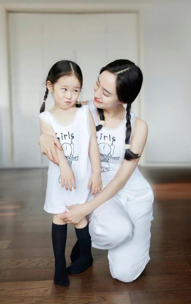 王智帶3歲女兒拍寫真，穿母女裝扎同款發型一樣甜美，母女似姐妹 娛樂八卦吃瓜 第4张