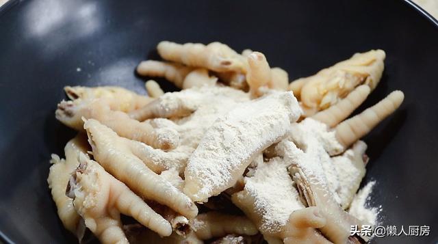 原來鹽焗雞爪這麼簡單，學會這做法，雞爪皮脆肉彈，沒有一點腥味 熱愛美食 第10张