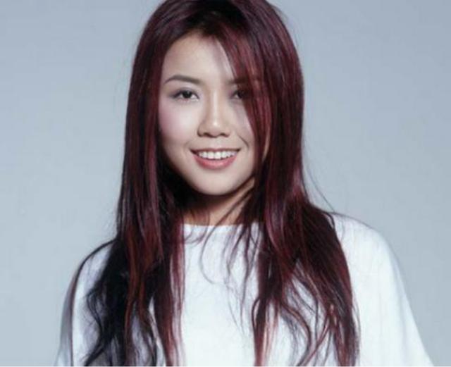 從神曲女王到「瘋婆子」，用水杯打傷主持人的王蓉，經歷了什麼 娛樂八卦吃瓜 第2张