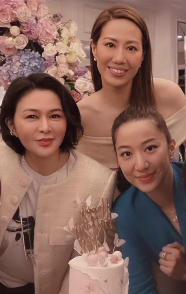 甄子丹妻子排場大，生日有關之琳到場陪伴，穿禮服慶祝很隆重 娛樂八卦吃瓜 第2张
