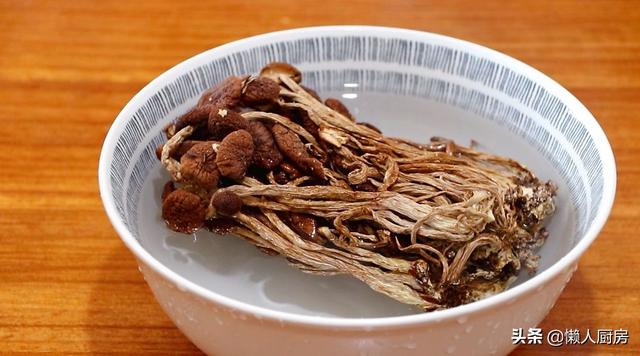茶樹菇搭配五花肉，炒了一盤下飯菜，一上桌就被家人搶光了 熱愛美食 第2张