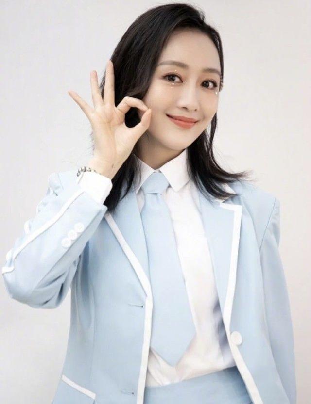 王鷗新劇開機笑容甜美！身穿白色T恤搭牛仔褲，清新自然又減齡 娛樂八卦吃瓜 第4张