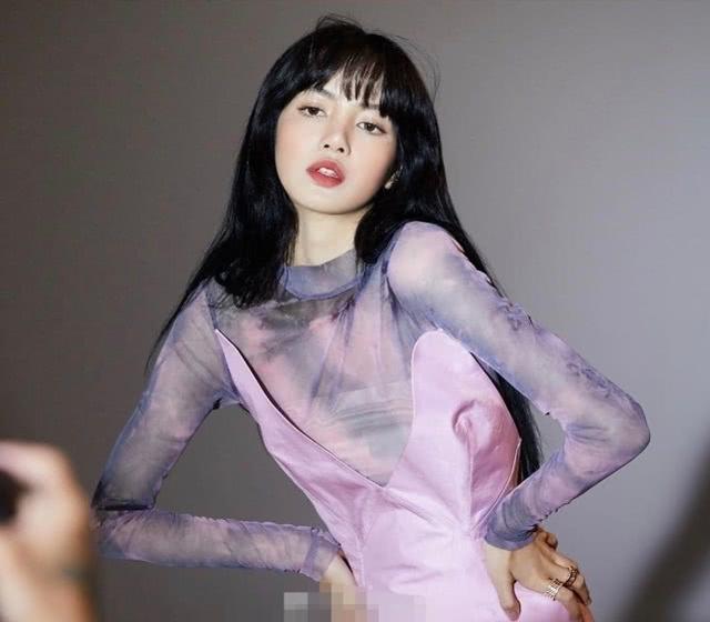 Lisa畫報照更新，穿暈染「皮膚衣」時尚吸睛，醉酒妝更是甜酥網友 娛樂八卦吃瓜 第2张