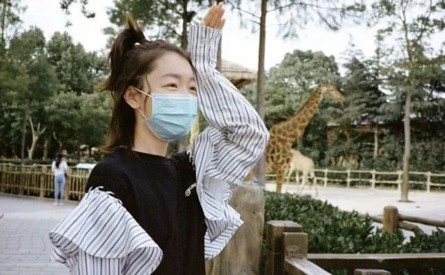 周冬雨開始營業了！打扮清新在動物園合影留念，口罩擋不住的美貌 娛樂八卦吃瓜 第2张