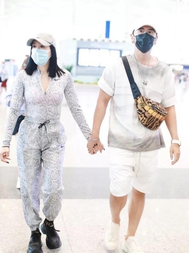 鍾麗緹夫婦現身，二人在機場花式跳熱舞，相差12歲的姐弟戀依舊甜 娛樂八卦吃瓜 第6张