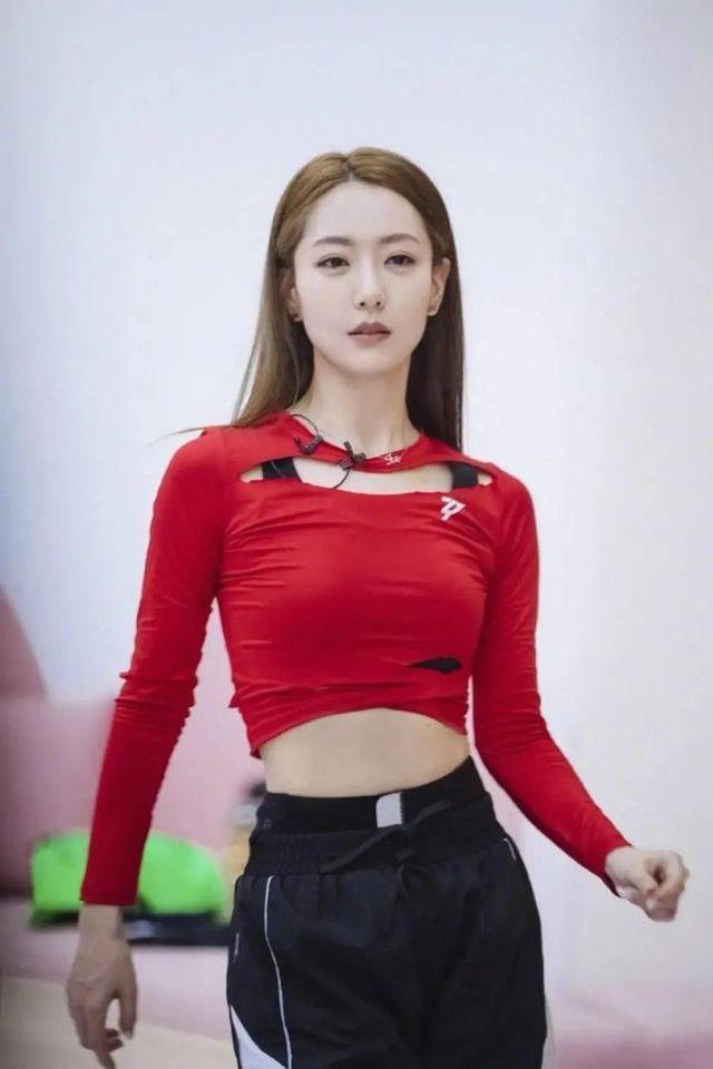 34歲白冰離婚後太驚艷！穿緊身上衣秀小蠻腰，身材凹凸不像當了媽 娛樂八卦吃瓜 第2张