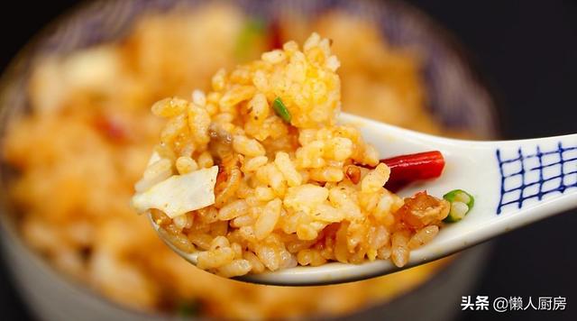 這是懶人燜飯的做法，大米里加一塊火鍋底料，打入3個雞蛋 熱愛美食 第16张