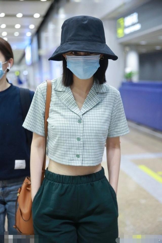 李沁現身機場，簡單白T恤搭配深色牛仔褲，小肚腩暴露卻成亮點 娛樂八卦吃瓜 第8张