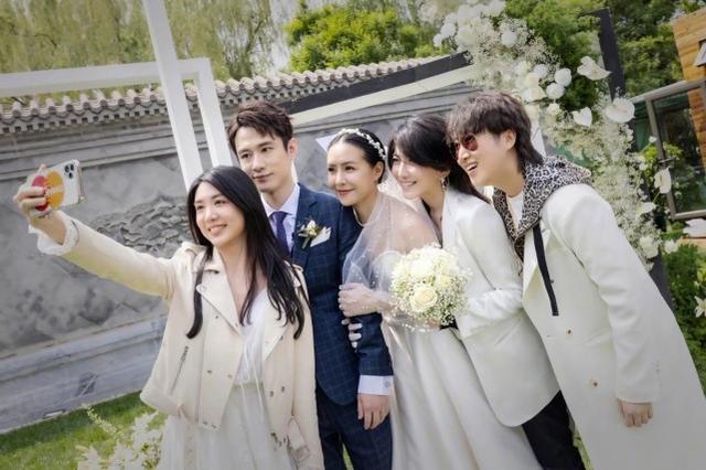 2011屆超女聚齊！喻佳麗婚禮合照惹人淚目，李斯丹妮卻未露面 娛樂八卦吃瓜 第6张