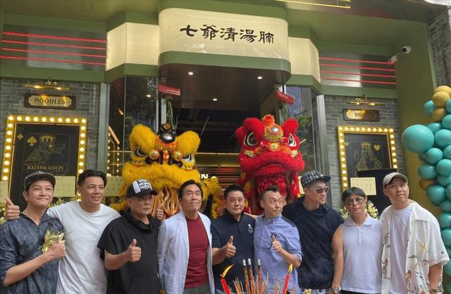 一碗麵賣50元貴嗎？陳小春面館開業，排隊一兩個小時也有人等 娛樂八卦吃瓜 第2张