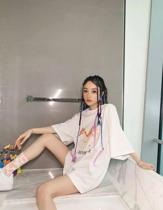李小璐緊牽助理現身酒吧，穿吊帶秀性感身材，網友：夜生活挺豐富 娛樂八卦吃瓜 第9张