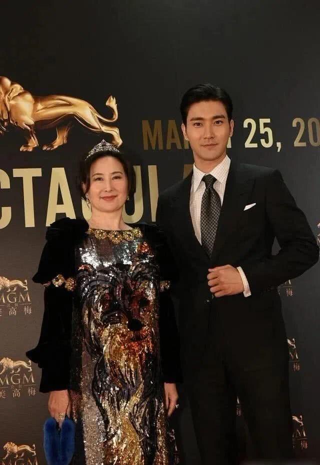 賭王接班人何超瓊氣質太好，穿「富婆裙」戴王冠，珠光寶氣顯氣場 娛樂八卦吃瓜 第1张