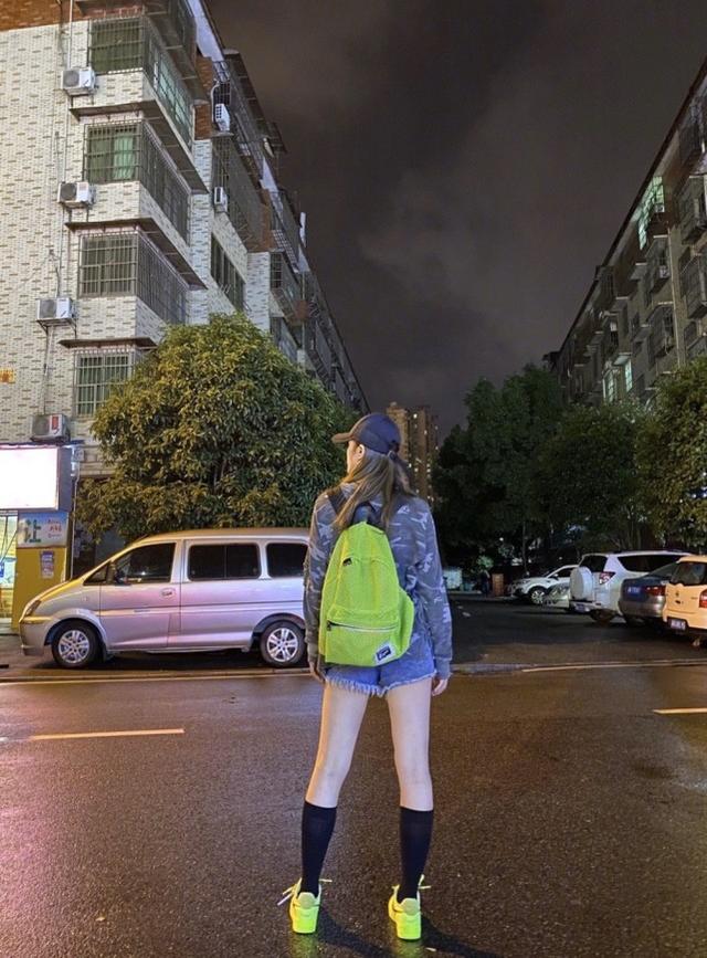 38歲劉芸走機場，穿嫩粉色短袖配短褲，全鑽口罩酷帥十足太吸睛 娛樂八卦吃瓜 第6张