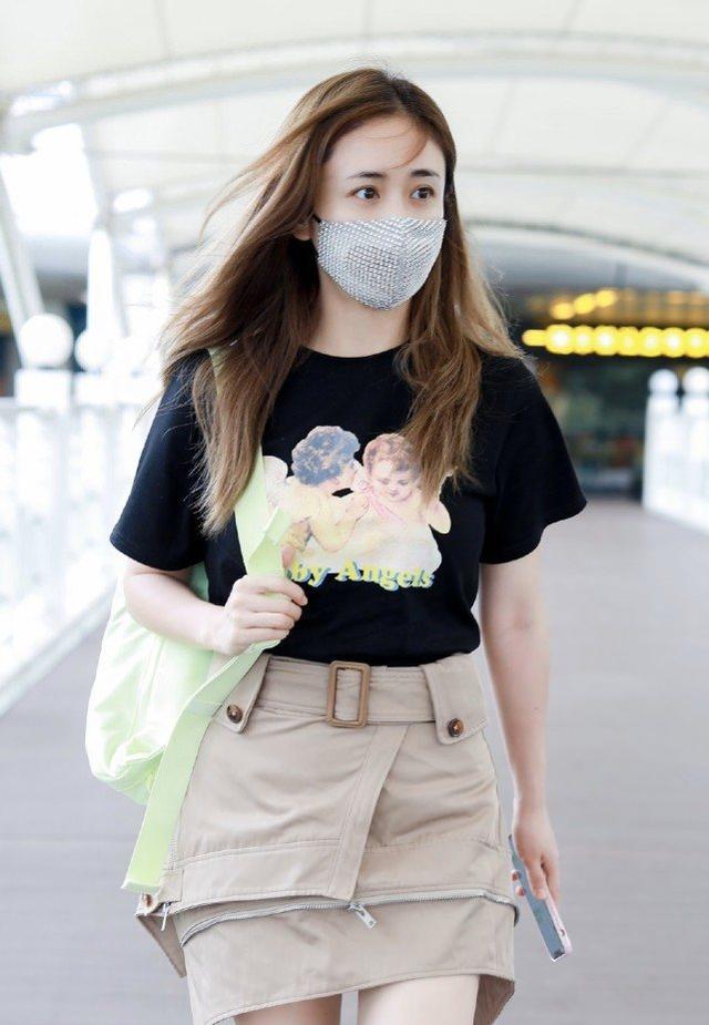 鄭鈞小嬌妻劉芸現身機場，穿卡其色短裙秀細長腿，哪像當媽的人？ 娛樂八卦吃瓜 第2张