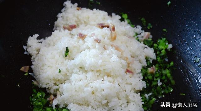 原來飯店菜飯這麼好吃，是這樣做的，青菜綠油油，一點都不黃 熱愛美食 第14张