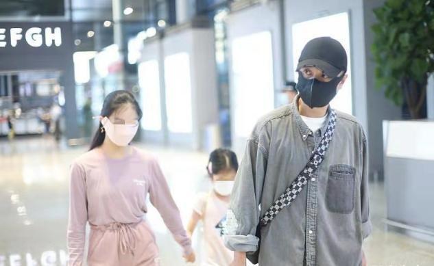 文章帶倆女兒走機場，他瘦不少顏值秒回升，大女兒舞蹈生氣質絕了 - 天天要聞