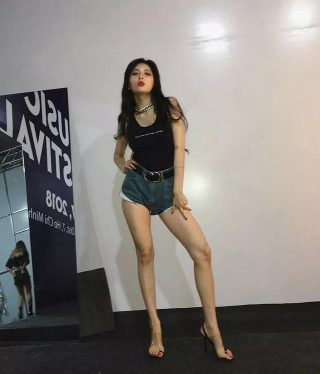 泫雅與肌肉男貼身大跳熱舞，火辣身材讓人直呼太撩了 街拍正妹 第2张