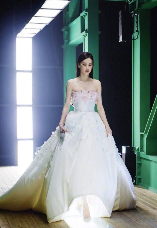 黃聖依不愧是少奶奶，穿迪士尼裙裝扮可愛，減齡感十足哪像37歲？ 娛樂八卦吃瓜 第7张