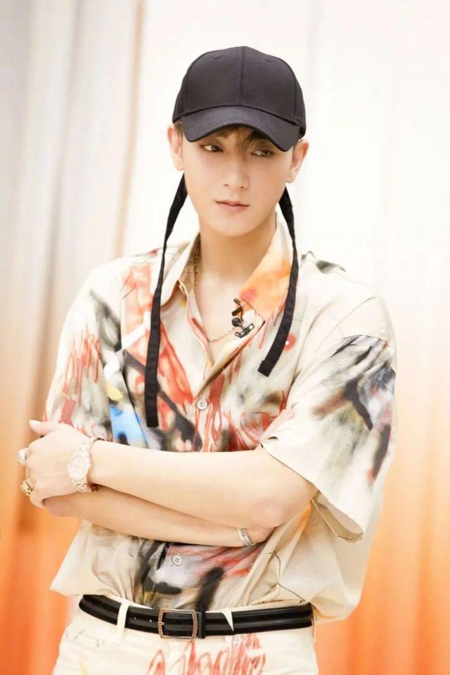 蔡徐坤王一博率先示範印花搭配，演繹不同時髦風格，你鍾愛哪款？ 娛樂八卦吃瓜 第5张