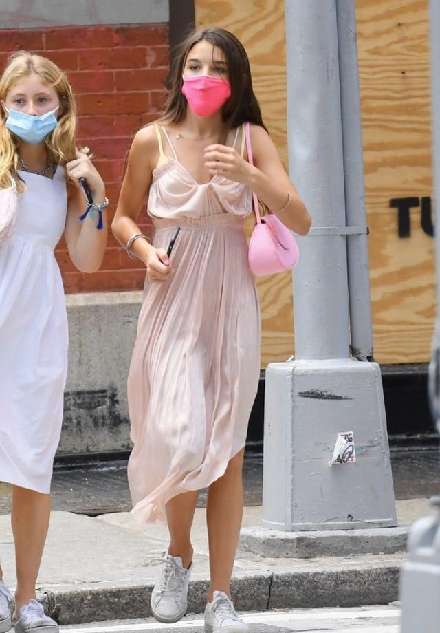阿湯哥女兒小蘇瑞長大了！和好閨蜜們一同出街，穿吊帶長裙顯少女 娛樂八卦吃瓜 第7张