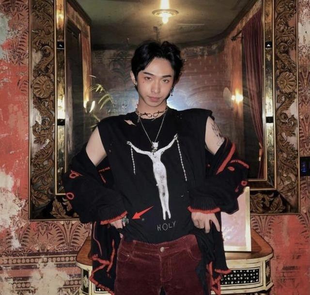 伊能靜兒子半裸上身和女生床上直播，倆人行為親密，真放飛自我 娛樂八卦吃瓜 第8张