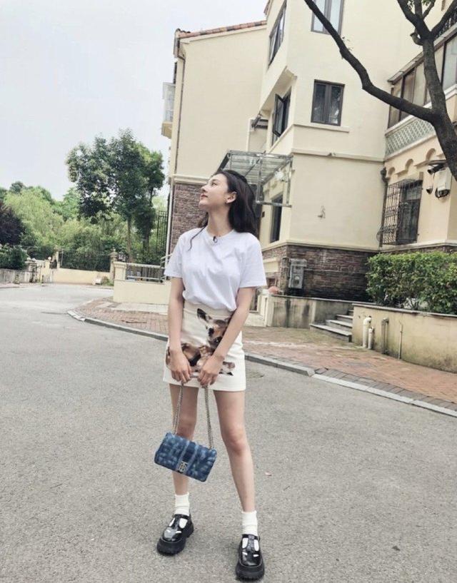 宋祖兒夏日穿搭青春減齡，身穿白色T恤搭半身裙，元氣滿滿有活力 娛樂八卦吃瓜 第2张
