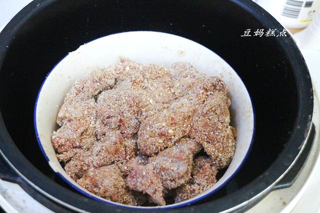 1碗糯米，1碗米，教你做超好吃的粉蒸排骨，無油不膩不發柴！ 熱愛美食 第12张