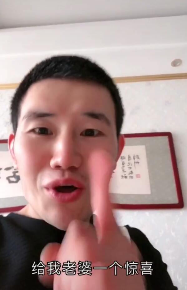今年情人节送什么好“嘎子哥”送老婆情人节惊喜礼物，雪地上表达爱意，妻子