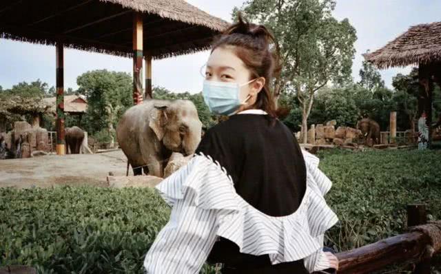 周冬雨開始營業了！打扮清新在動物園合影留念，口罩擋不住的美貌 娛樂八卦吃瓜 第3张