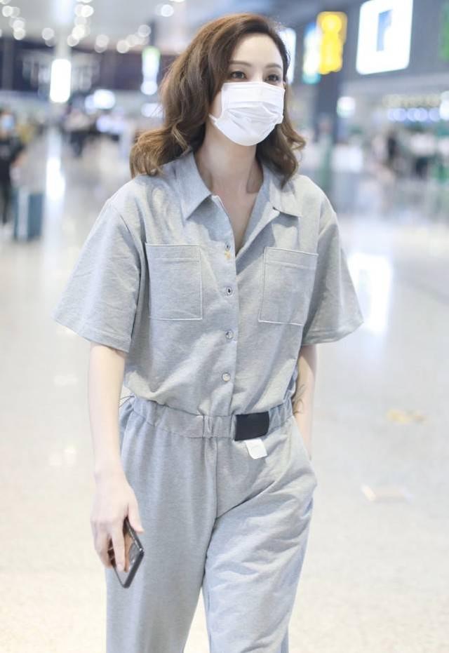 39歲鄭希怡現身機場，穿連體褲休閒卻不失霸氣，不愧是酷帥姐姐 娛樂八卦吃瓜 第4张