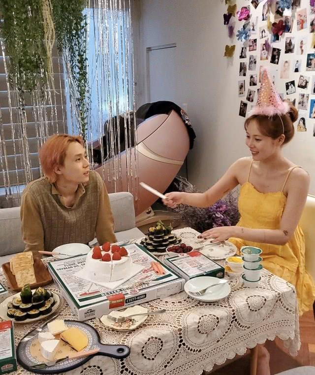 泫雅曬和男友合影照，慶祝28歲生日，穿亮黃色吊帶裙嬌嫩像少女 娛樂八卦吃瓜 第8张