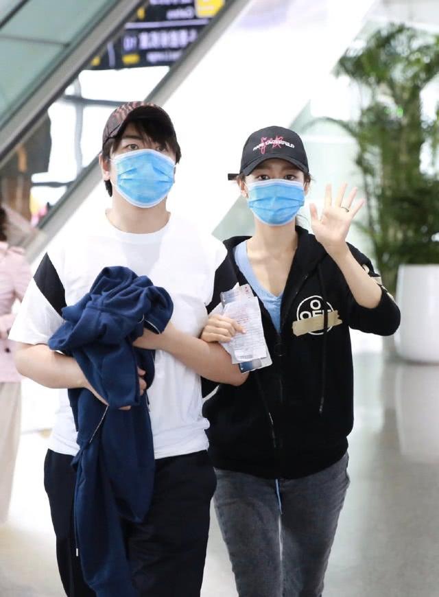 吉娜郎朗現身機場，吉娜罕見低調戴鴨舌帽配口罩，網友：衣服太土 娛樂八卦吃瓜 第2张