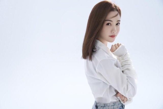 夏季牛仔短裙穿搭盤點：三種風格任你搭配，凸顯女人腿部性感線條 娛樂八卦吃瓜 第7张
