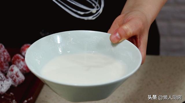草莓別直接吃，調一下天婦羅衣，這樣炸著吃，真解饞 熱愛美食 第7张