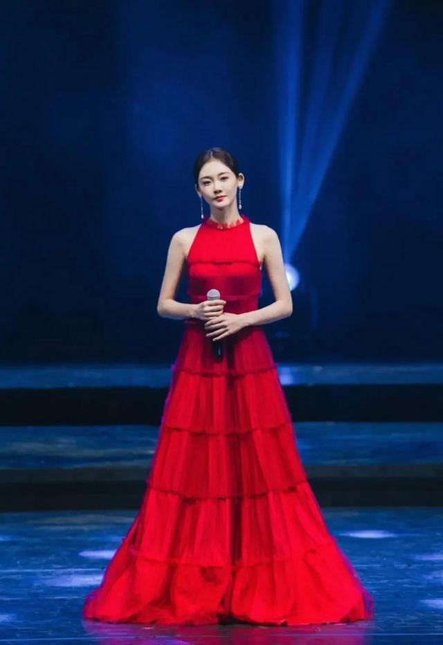 鄭愷苗苗婚後合體現身，老婆穿抹胸裙配珠寶像貴婦，挺孕肚也驚艷 娛樂八卦吃瓜 第6张