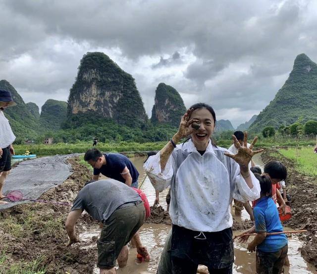 姚晨曬兒女近照，帶娃參加戶外運動，爸爸曹郁基因強大倆娃都像他 娛樂八卦吃瓜 第5张