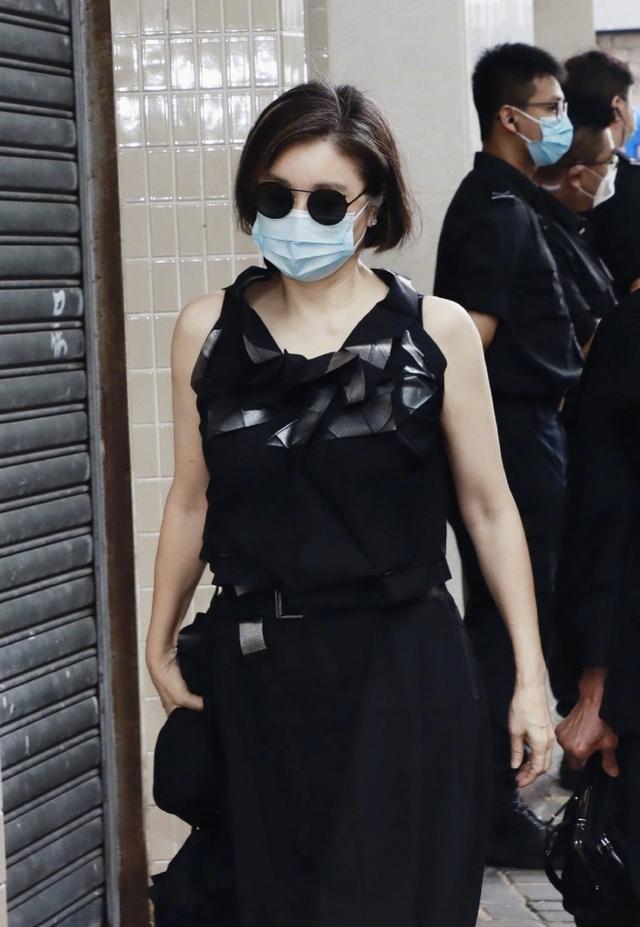 林青霞近照公開，穿一身黑衣也能感到衣品絕佳，66歲皮膚夠緊致 娛樂八卦吃瓜 第3张