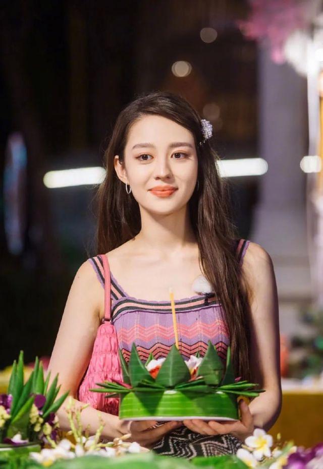 太羨慕吉娜的「葫蘆身材」！穿緊身針織裙曲線明顯，巴掌腰很真實 娛樂八卦吃瓜 第1张