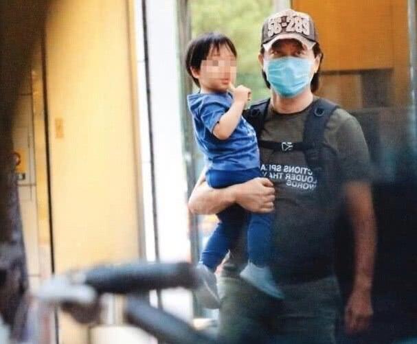 庾澄慶和妻子出街，59歲保養太年輕，和小14歲妻子看不出年齡差距 娛樂八卦吃瓜 第1张