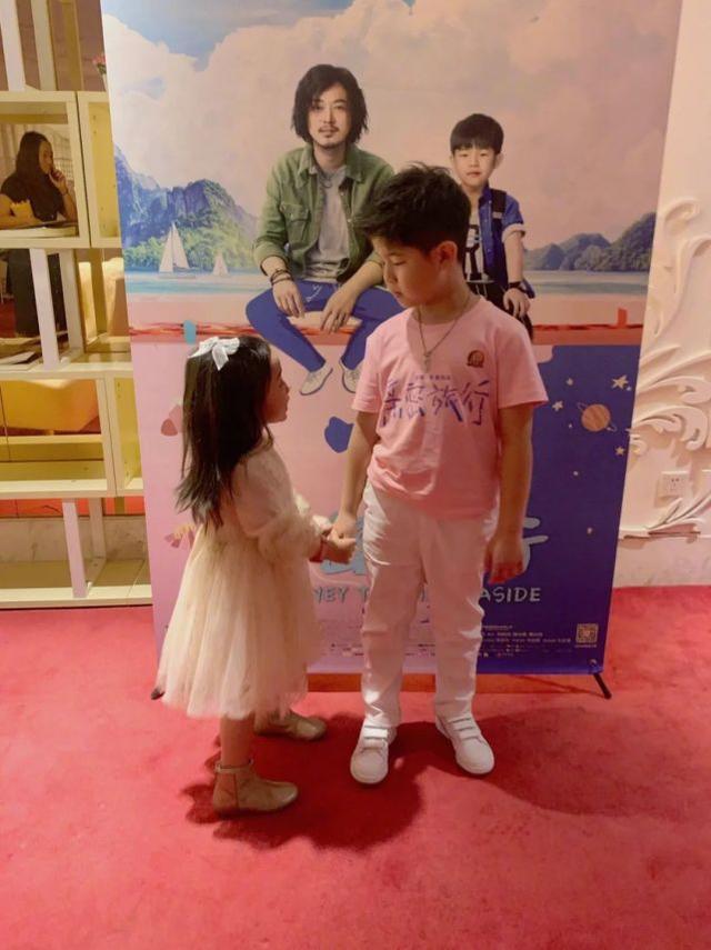 董璇曬女兒跳舞視頻，4歲小酒窩自編自導兒童舞，一字馬太有范 娛樂八卦吃瓜 第10张