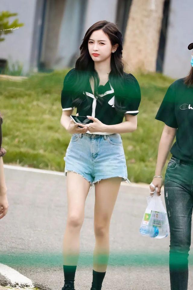 夏天露腿怎麼穿？吳宣儀示範個性少女感搭配，人群中讓你獨占C位 娛樂八卦吃瓜 第4张