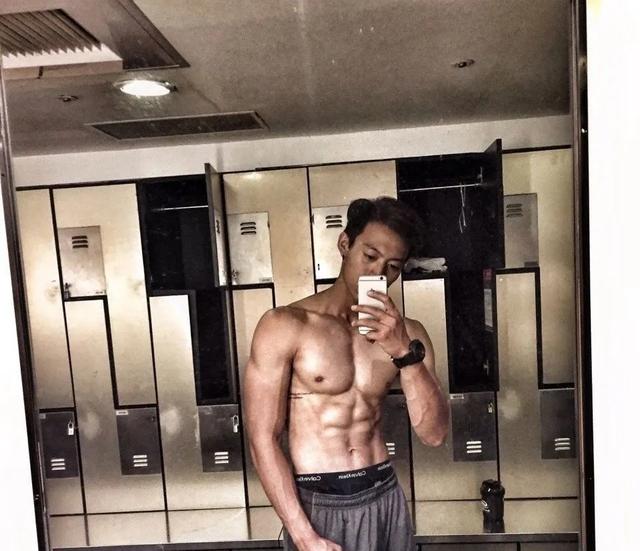 「肌肉奶爸」秀身材，大胸肌、麒麟臂，這樣的奶爸夠型男 健身減肥達人 第3张