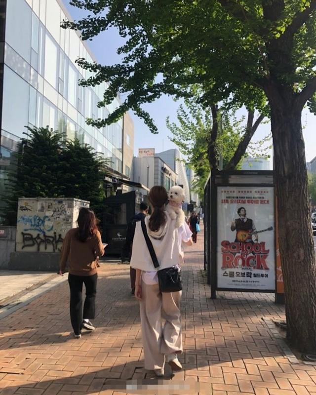 李聖經分享日常穿搭，牛仔褲配黑吊帶，鞋帶綁腿上顯露大長腿 娛樂八卦吃瓜 第7张