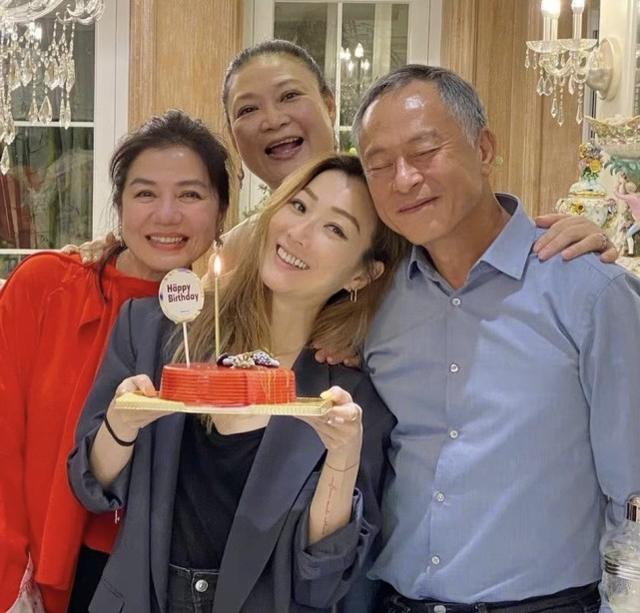 鄭秀文鍾楚紅為友人慶生，61歲鍾楚紅眼角皺紋明顯，不服老不行 娛樂八卦吃瓜 第1张