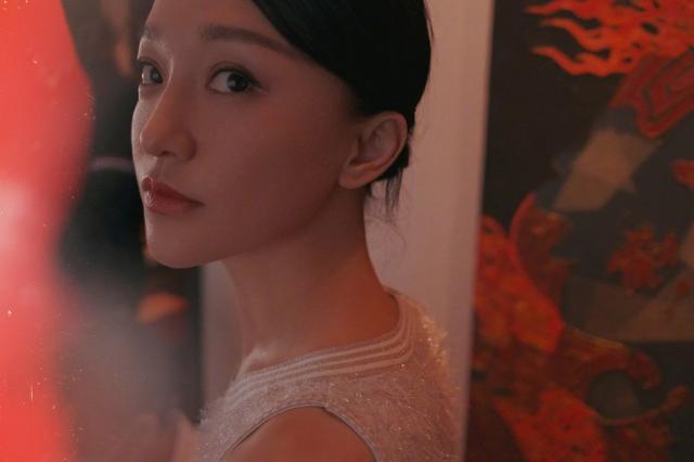 47歲周迅生圖太能打！穿純白長裙出席活動甜美又元氣，風韻猶存 娛樂八卦吃瓜 第1张
