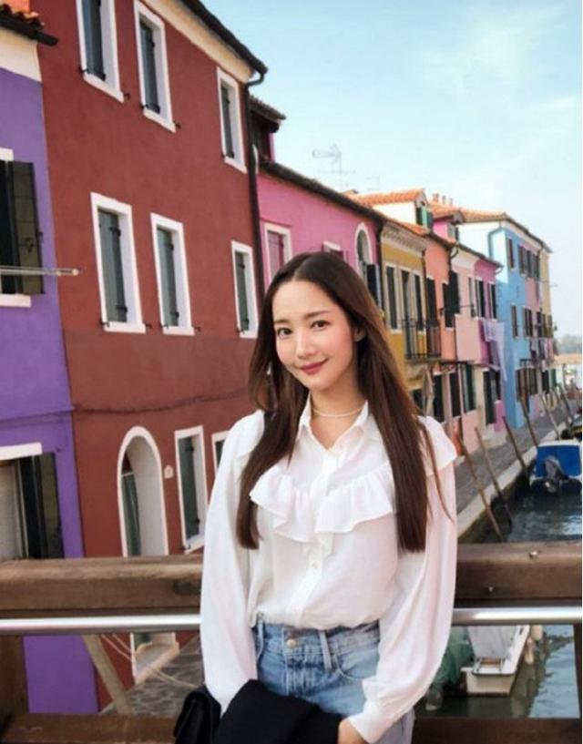 白襯衫的魅力有多大？多位女星的時尚穿搭，讓你一件單品解決夏季 娛樂八卦吃瓜 第5张