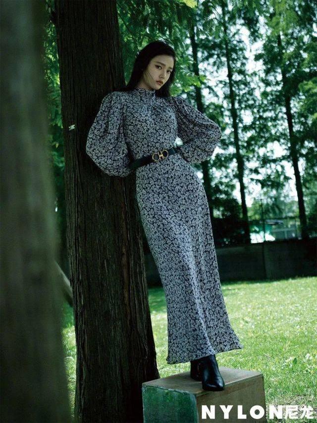 林允雜志大片曝光，穿法式復古裙裝配野生眉，演繹慵懶森系美少女 娛樂八卦吃瓜 第6张